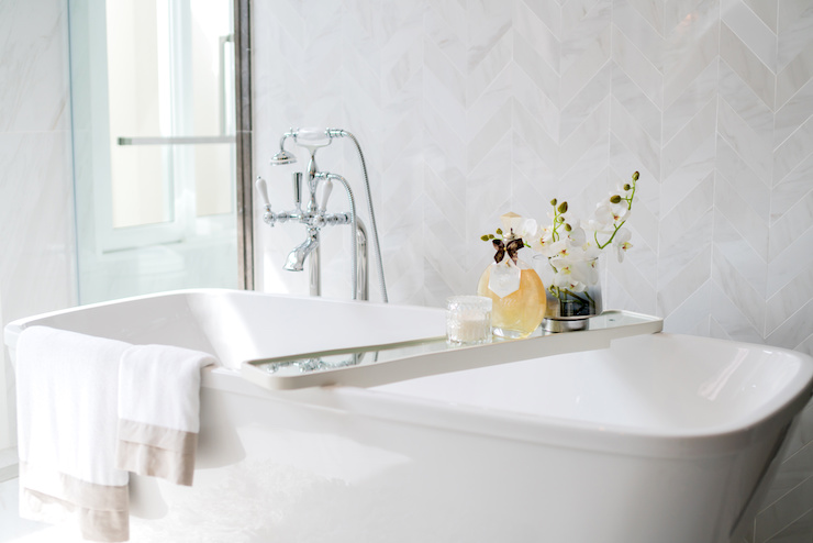 Bath tub